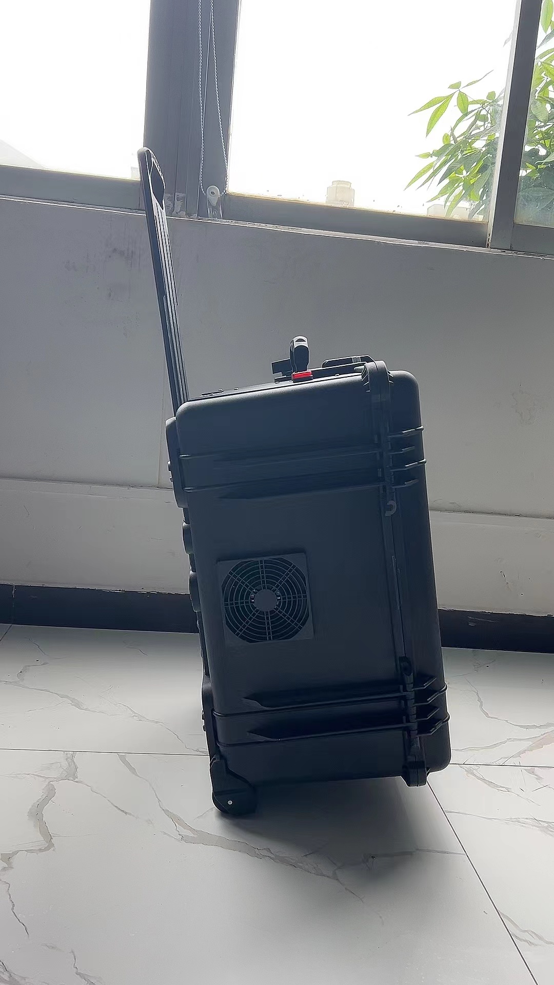 乐平手拉箱型移动通信干扰器